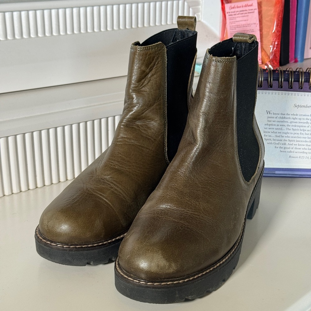 Anthropologie “ Dale” Leather Chelsea Ankle Boots Size 40 (9.5 us)